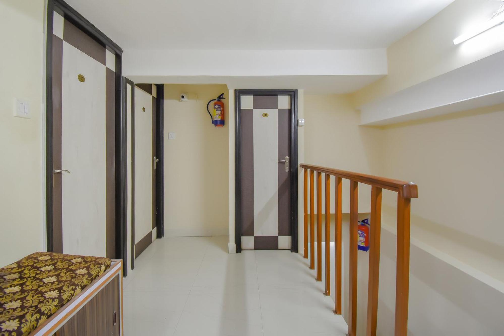 Hotel O Lindsay Inn Guest House Calcutta Calcutta Bara Bazar Екстериор снимка
